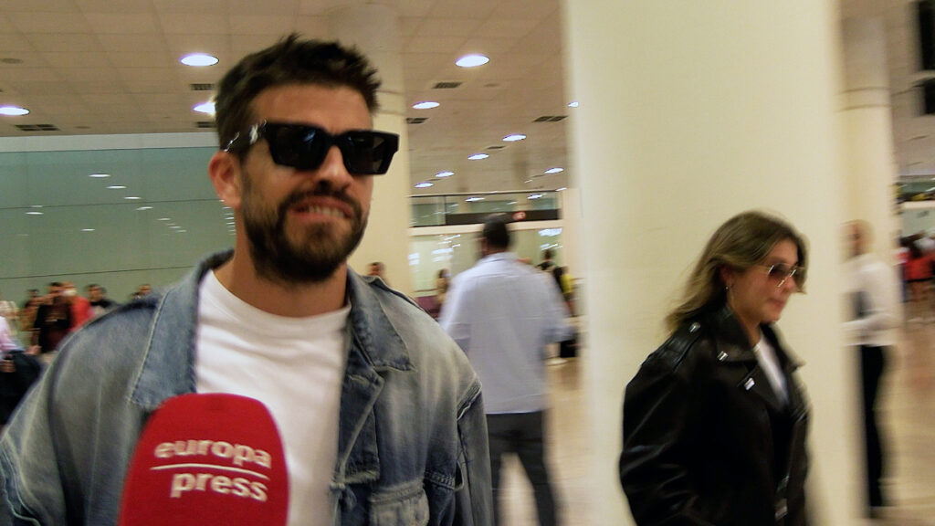 Gerard Piqué y Clara Chía regresan de París, besándose y de la mano en el aeropuerto