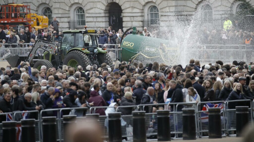 Miles de personas esperan para presenciar el cortejo de la reina Isabel II