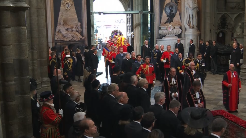 Los restos de Isabel II entran en la Abadía de Westminster