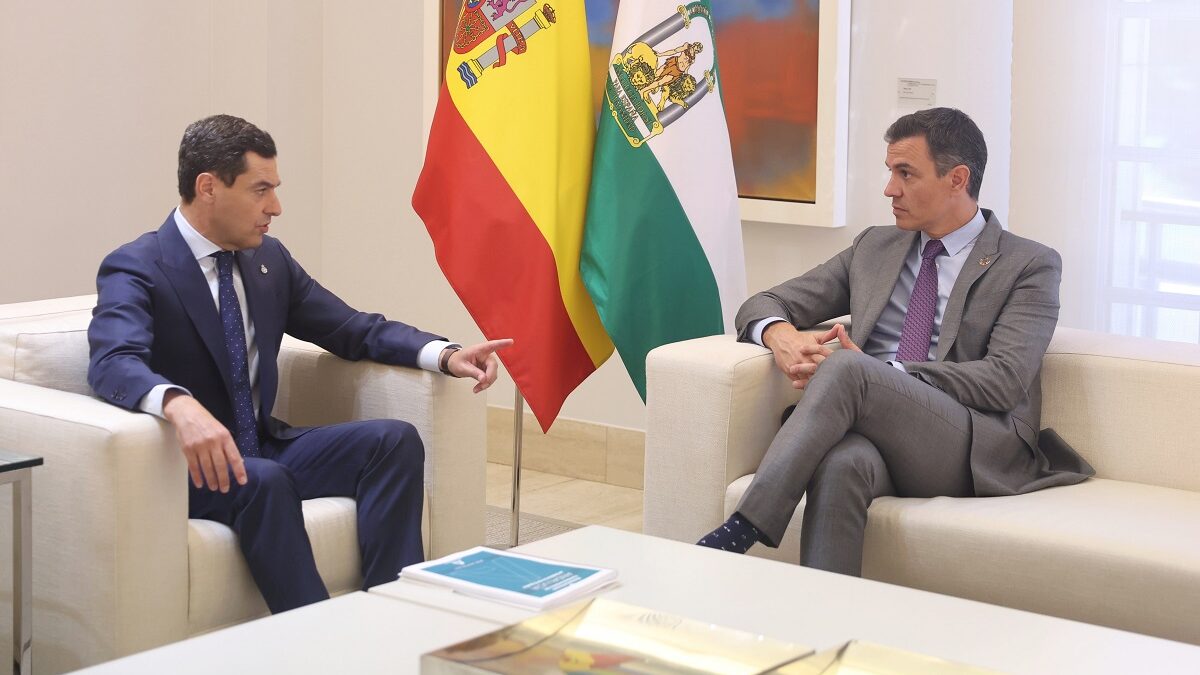 El presidente de la Junta de Andalucía, Juanma Moreno, y el del Gobierno, Pedro Sánchez, durante la última reunión que mantuvieron en Moncloa. Foto/ Europa Press