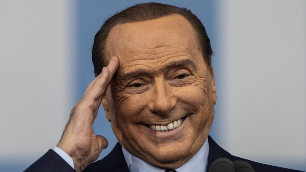 Berlusconi promete a los jugadores de su equipo de fútbol  