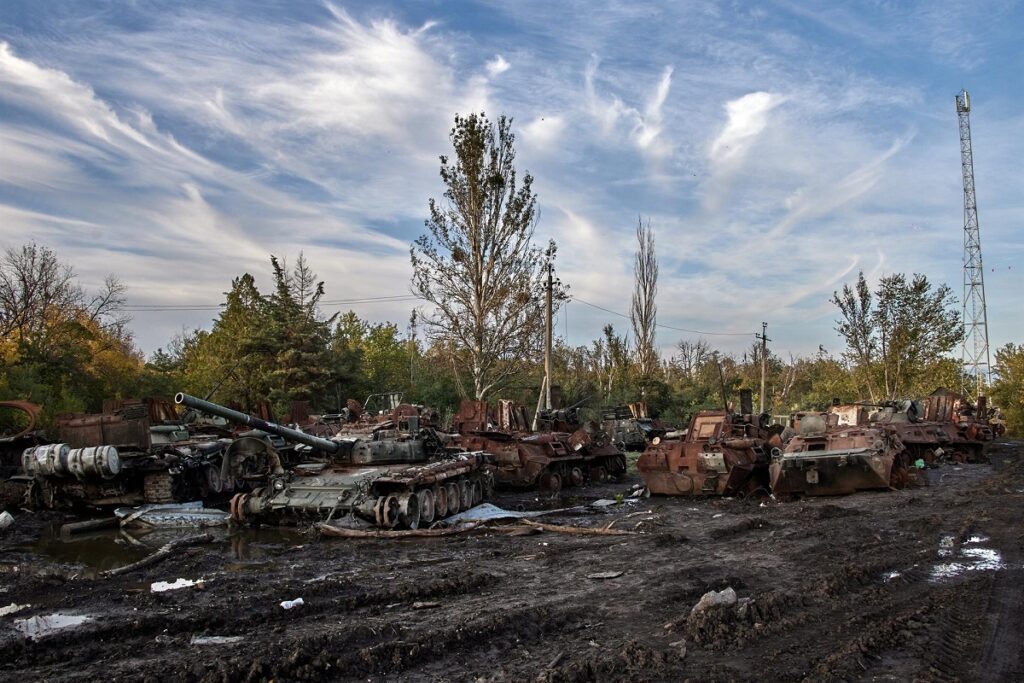 Vehículos blindados rusos destruidos en las afueras de Járkov