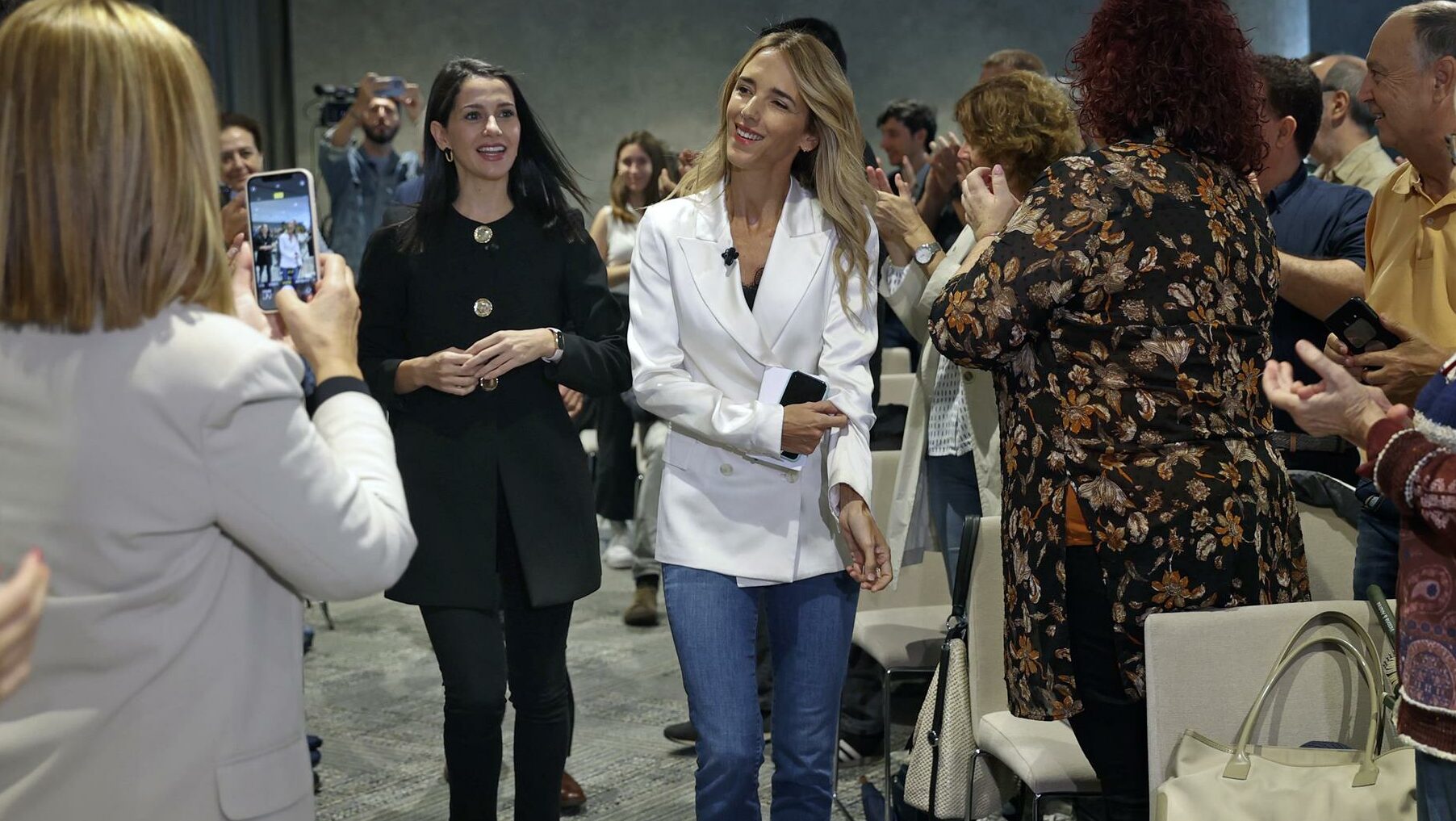 La líder de Ciudadanos, Inés Arrimadas (i), y la diputada del PP Cayetana Álvarez de Toledo (d), durante el acto celebrado este viernes en Barcelona