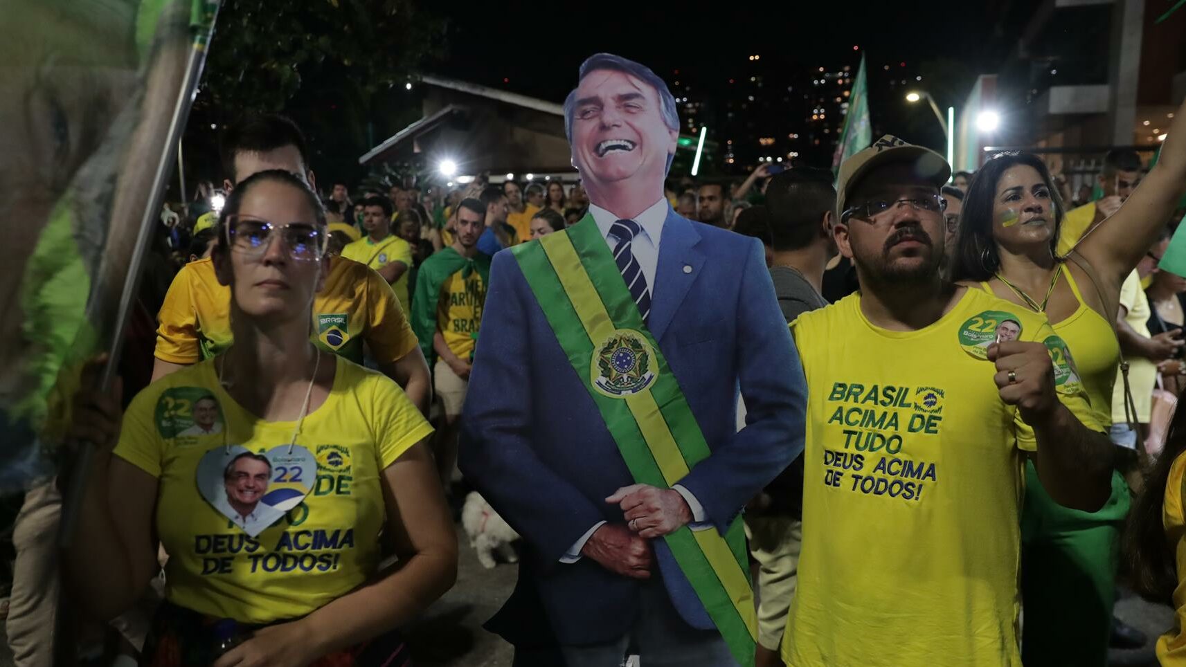 Simpatizantes del presidente de Brasil y candidato a la reelección, Jair Bolsonaro, se reúnen en una calle mientras esperan la publicación de los resultados de la segunda ronda de las elecciones presidenciales hoy,