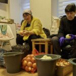 Voluntarios ucranianos preparan alimentos para personas necesitadas, hospitales y hogares de ancianos en Kharkiv, Ucrania