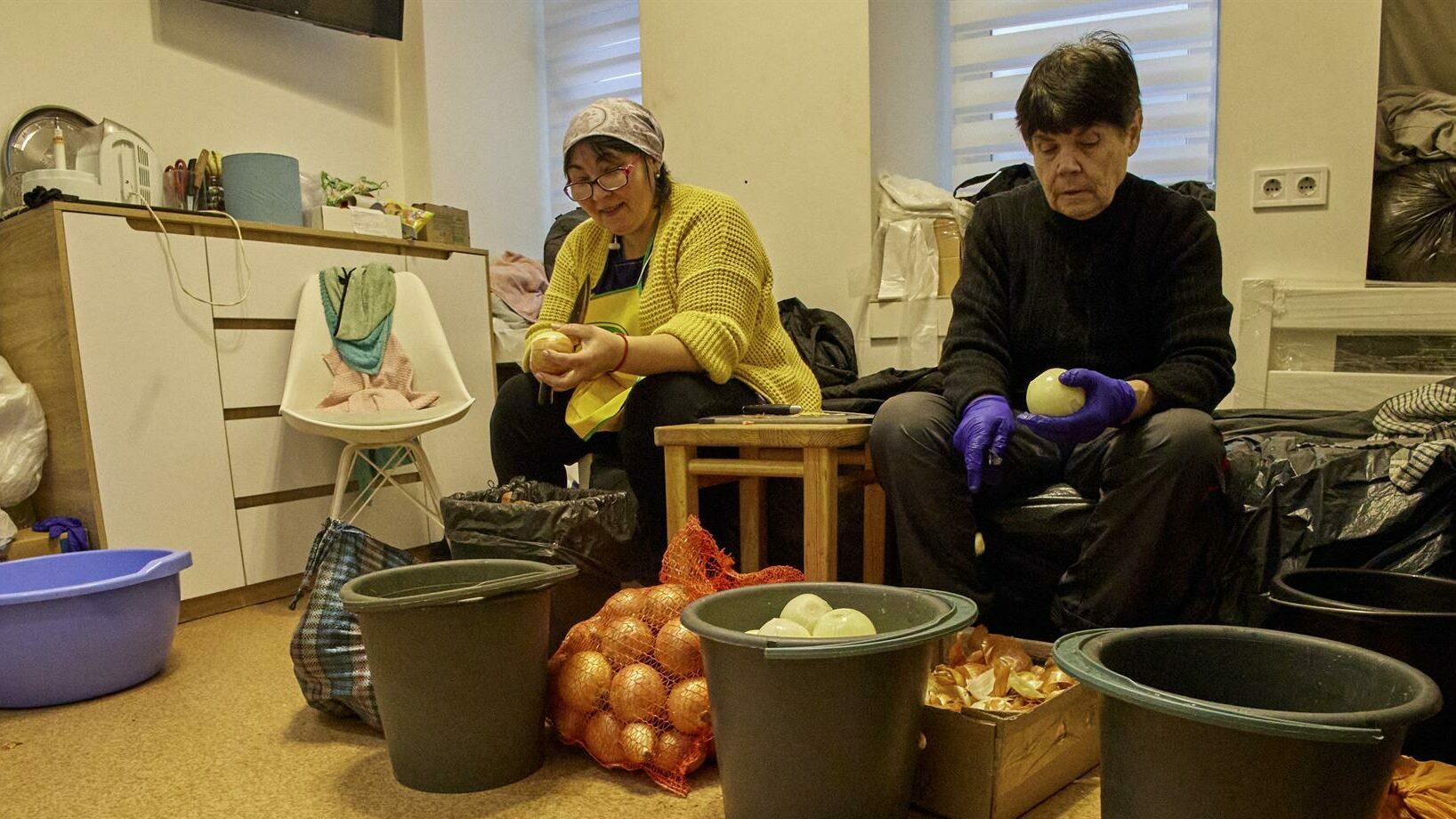 Voluntarios ucranianos preparan alimentos para personas necesitadas, hospitales y hogares de ancianos en Kharkiv, Ucrania