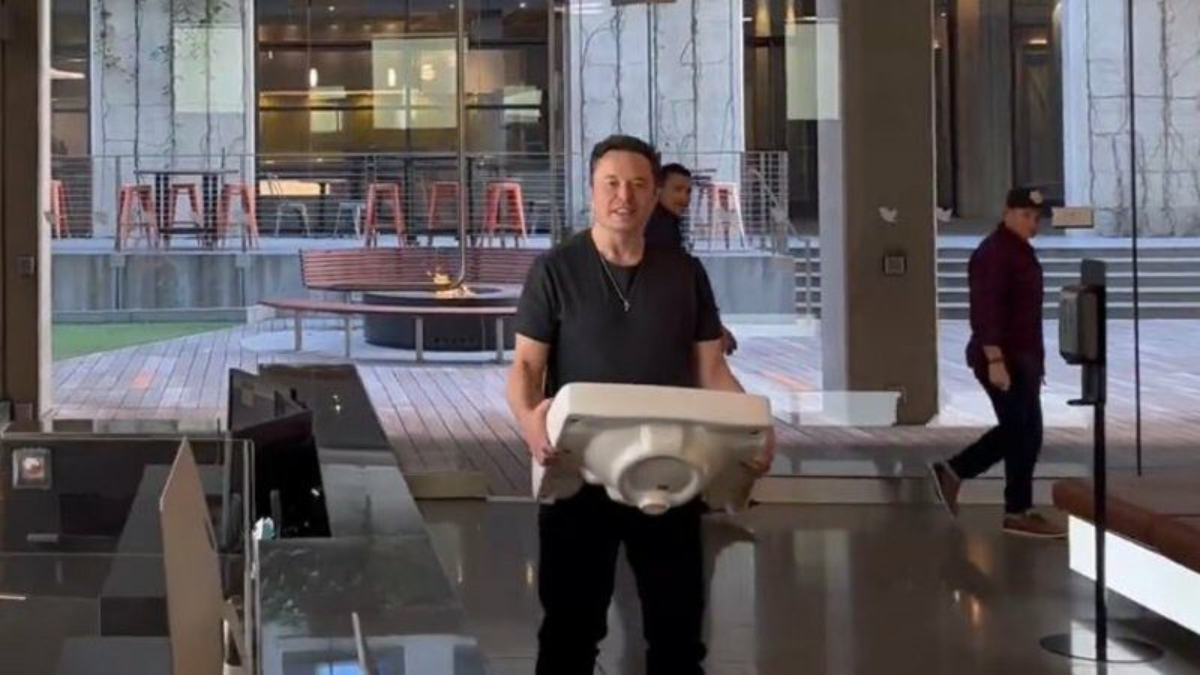 El dueño de Twitter, Elon Musk, entrando con un lavamanos a la sede de la red social