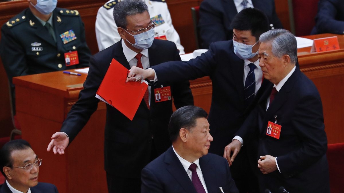 Durante el pleno, Hu Jintao fue acompañado a la salida por dos miembros del congreso por motivos aún desconocidos