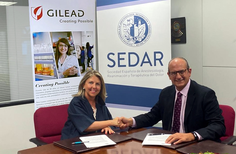 De izquierda a derecha: María Río, vicepresidenta y Directora General de Gilead Sciences España, y Javier García, presidente de Sedar