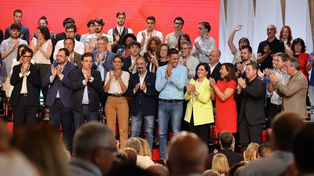 Pedro Sánchez se mofa de los barones y coloca a todos sus afines en las listas del PSOE para el 23-J