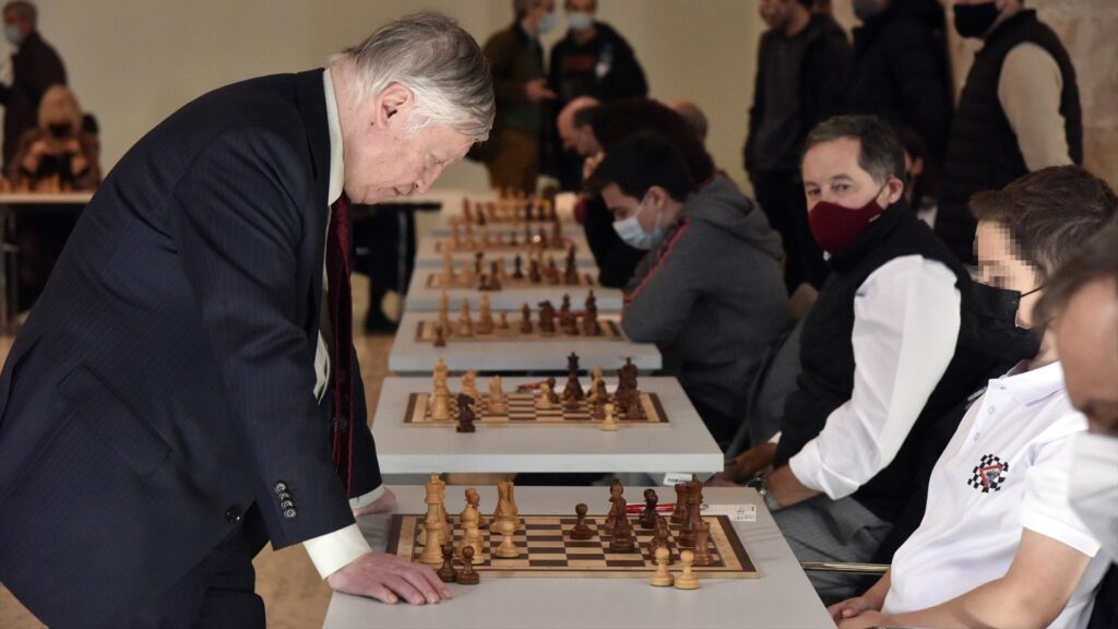 El excampeón mundial de ajedrez Anatoli Kárpov, en coma inducido