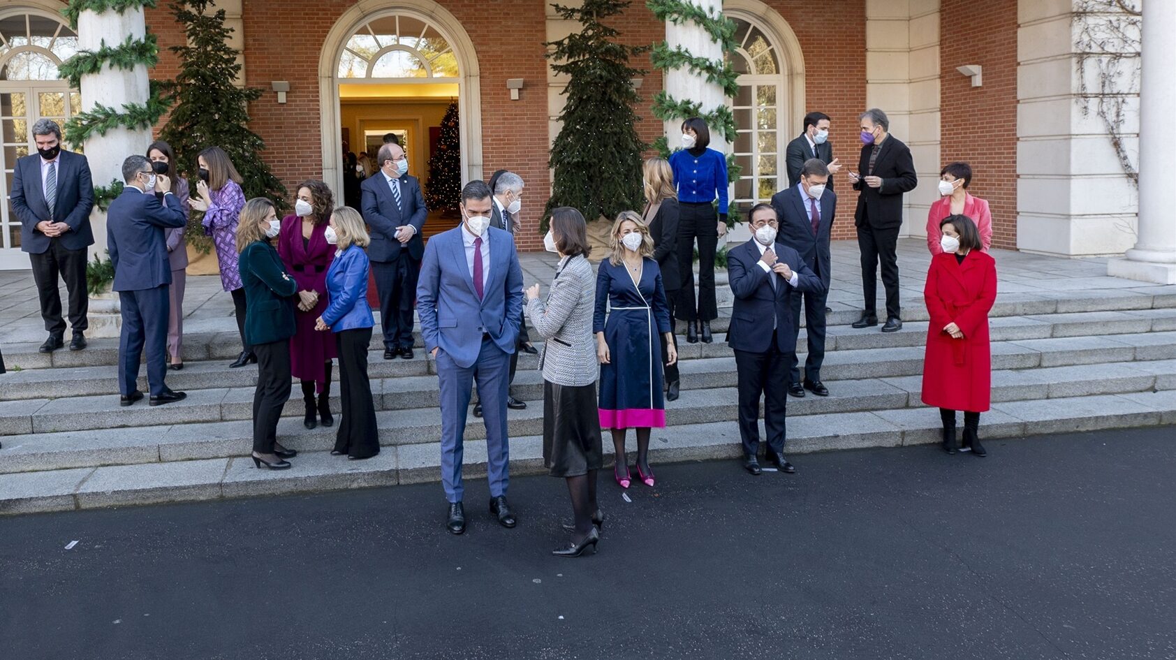 Foto de familia del Gobierno de coalición tras la marcha de Castells
