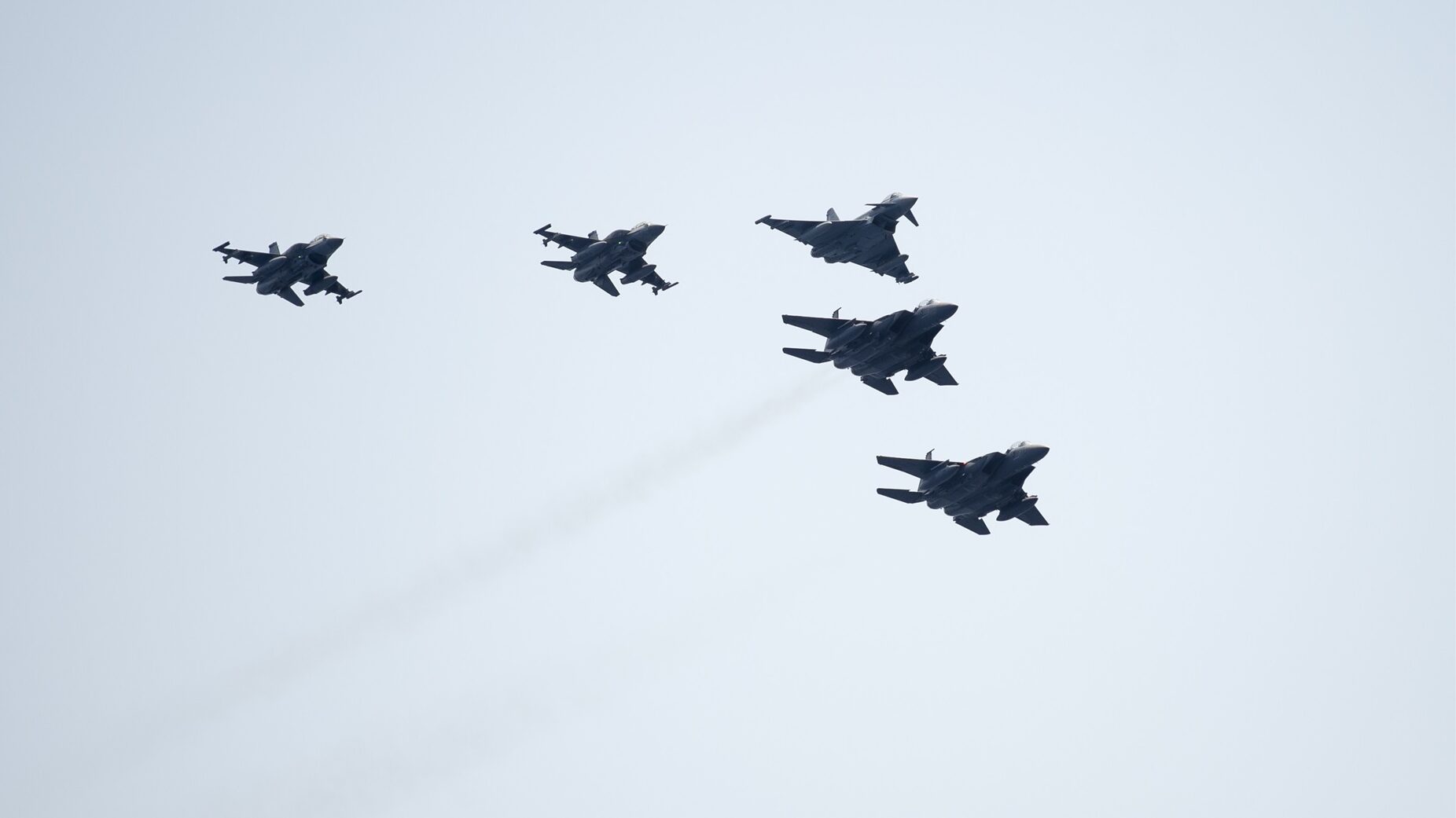 Eurofighters modelo Typhoon sobrevuelan los cielos
