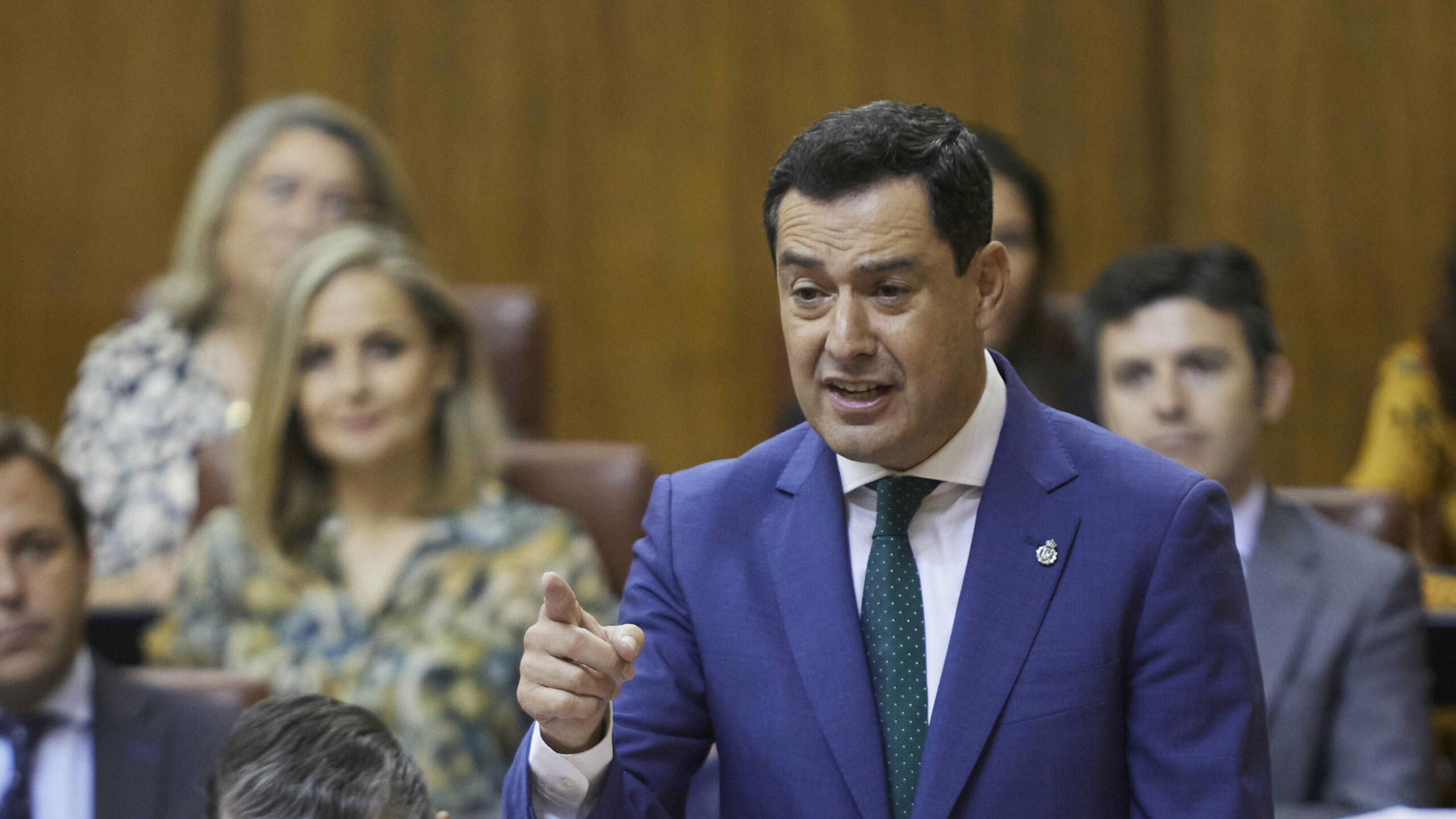 El presidente de la Junta de Andalucía, Juanma Moreno, se dirige este jueves al líder del PSOE-A, Juan Espadas, durante la sesión de control en el Parlamento. Foto/ Europa Press