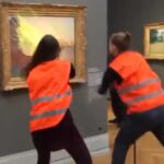 Activistas lanzan puré de patata contra un cuadro de la serie 'Los Pajares' del pintor francés Claude Monet