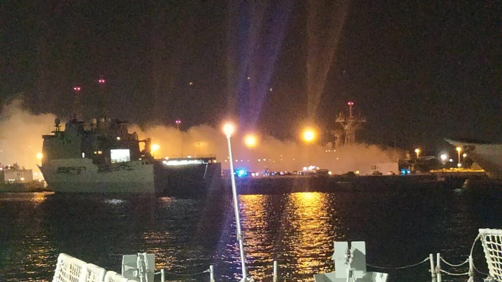 Aparatoso incendio en una fragata española atracada en la base naval de Rota