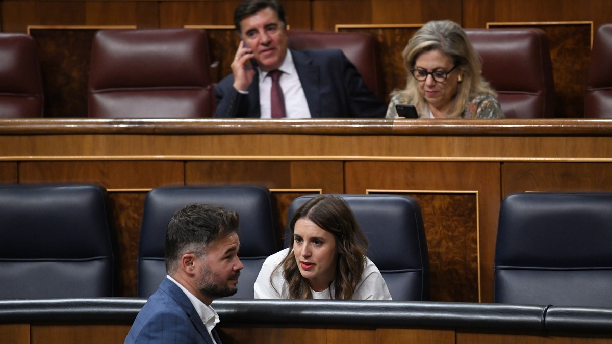 El portavoz parlamentario de ERC en el Congreso, Gabriel Rufián, pasa por delante de la ministra de Igualdad, Irene Montero, el pasado 27 de septiembre.