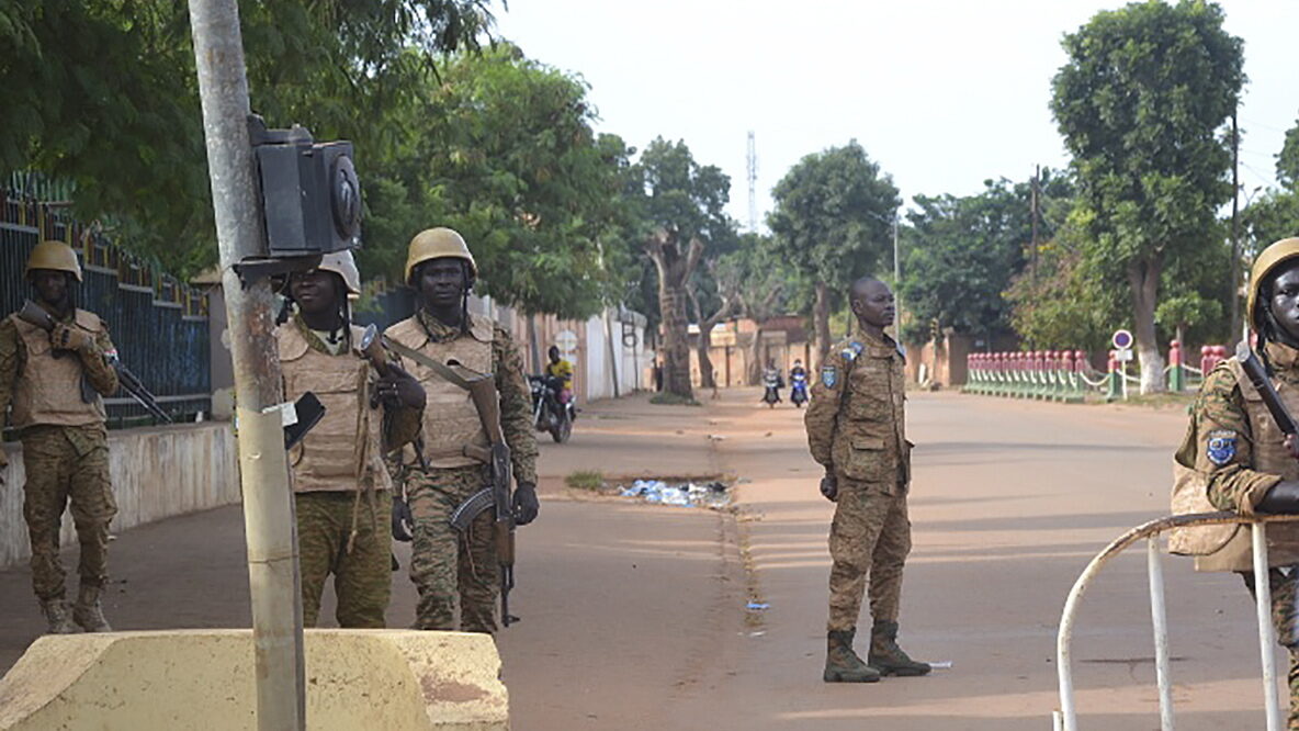 Militares cortar una calle en Ouagadougou, Burkina Faso.