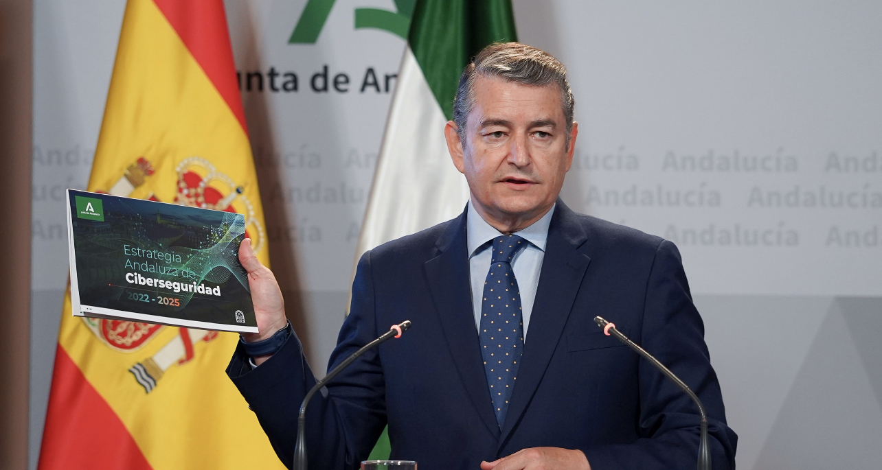 El consejero de Presidencia de la Junta de Andalucía, Antonio Sanz, muestra este martes en rueda de prensa el plan de ciberseguridad. Foto/ Europa Press