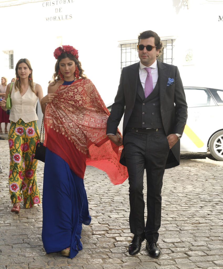 Khali El Assir y su pareja Juan José Franco durante la boda de Clara Andada Vanderwilde y Antonio Sainz Suelves el pasado mes de junio en Sevilla