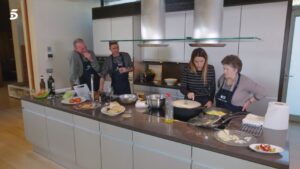 Joaquín, con su mujer Susana, su madre Ana y Bertín Osborne, en la cocina.