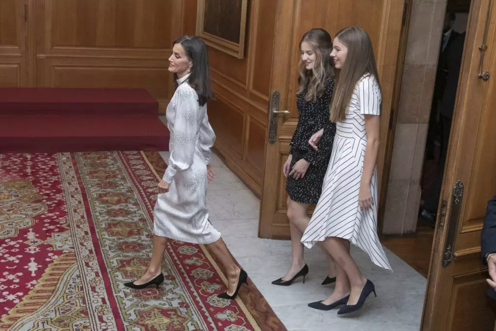 La reina Letizia, con sus dos hijas en las audiencias de los Premios Princesa de Asturias 2022