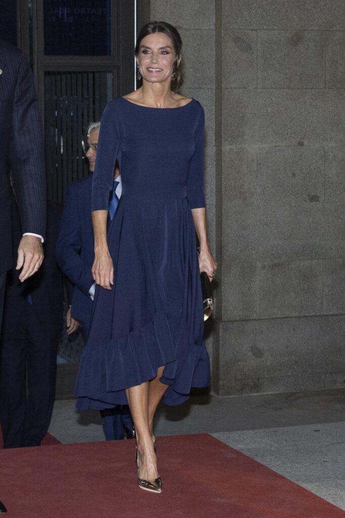 La reina Letizia, con vestido azul marino de Miphai