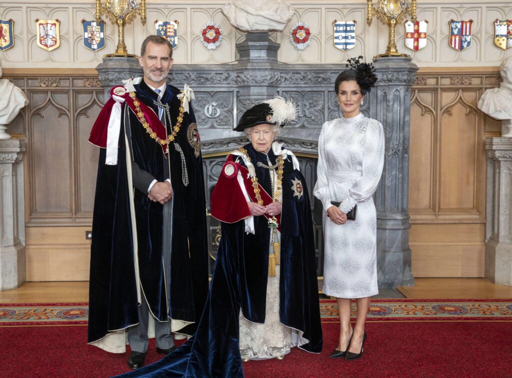 La reina Letizia estrenó este vestido de Cherubina en 2019, en la ceremonia de investidura del rey Felipe como Caballero de la Muy Noble Orden de la Jarretera