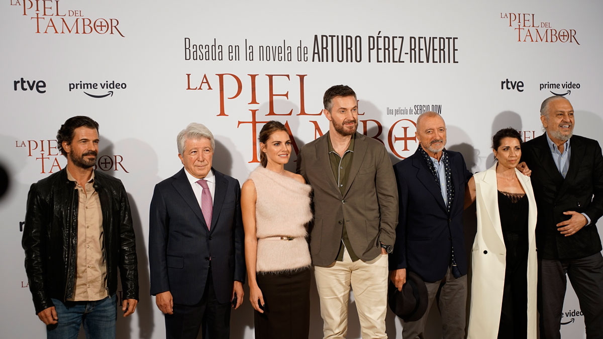 De izquierda a derecha: el actor Roberto Sánchez, el productor Enrique Cerezo,
