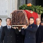 Los familiares de Franco, José Cristobal, Luis Alfonso de Borbón Martínez-Bordiú y Francis Franco portan el féretro con los restos mortales del dictador Francisco Franco tras su exhumación