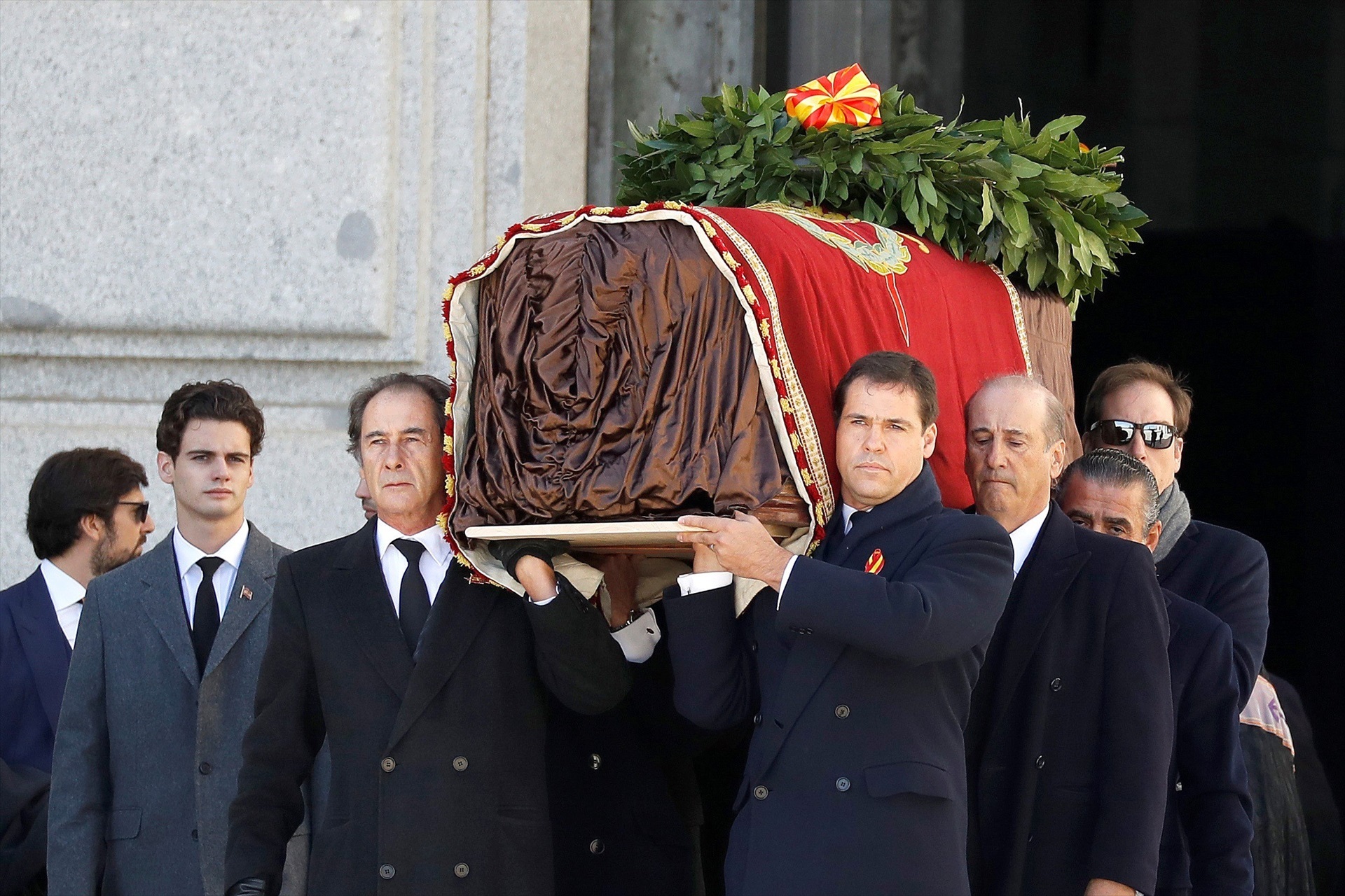 Los familiares de Franco, José Cristobal, Luis Alfonso de Borbón Martínez-Bordiú y Francis Franco portan el féretro con los restos mortales del dictador Francisco Franco tras su exhumación