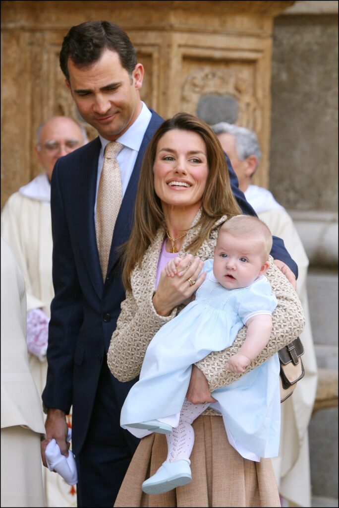 Los príncipes de Asturias, Felipe y Letizia, con su hija Leonor, en la misa de Pascua en Palma en 2006