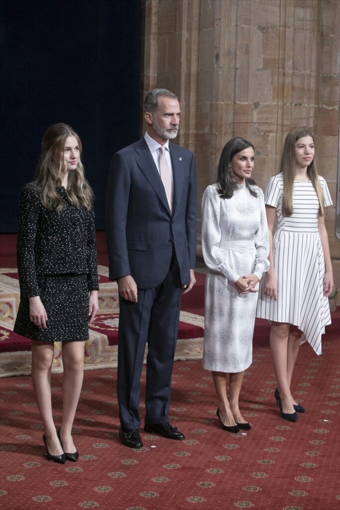 Los reyes Felipe y Letizia, con sus dos hijas, Leonor y Sofía, en las audiencias de los Premios Princesa de Asturias
