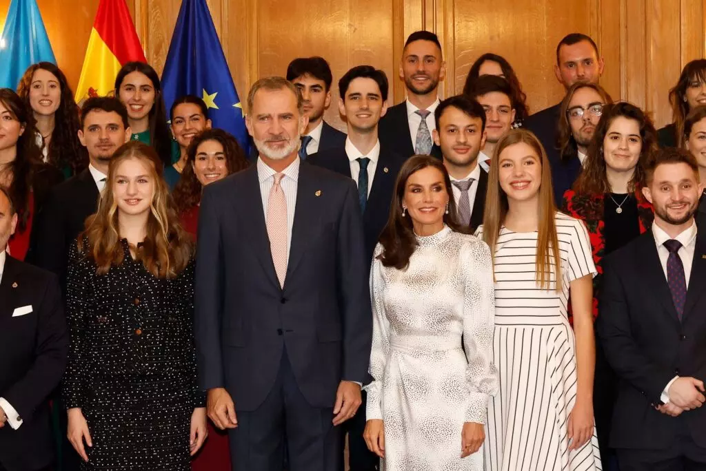 Los reyes Felipe y Letizia, con sus dos hijas, Leonor y Sofía, reciben en audiencia a los galardonados con  los Premios Princesa de Asturias