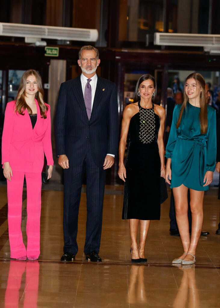 Los reyes Felipe y Letizia, con sus dos hijas, en el concierto de los Premios Princesa de Asturias