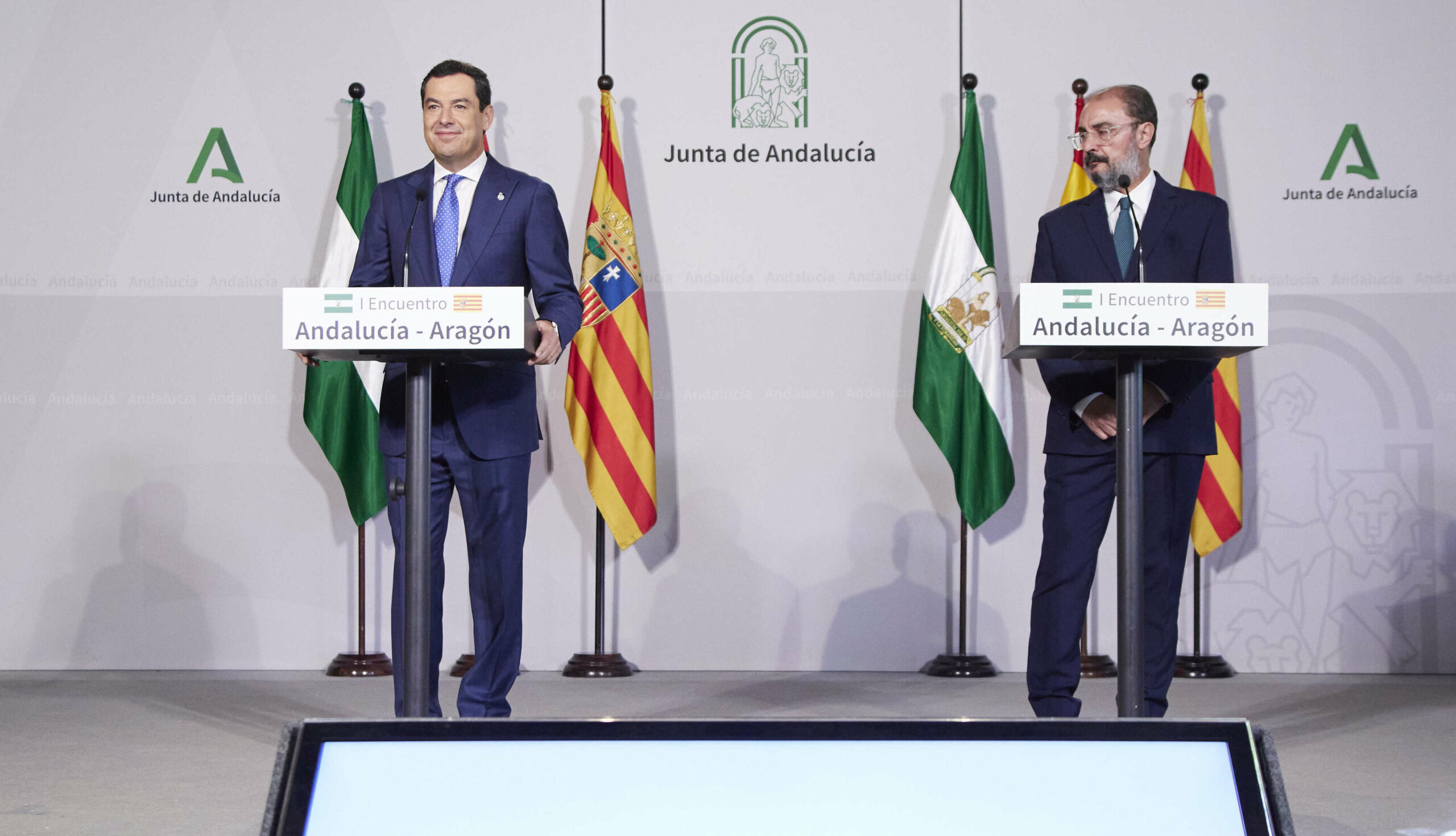 Los presidentes de Andalucía, Juanma Moreno, y de Aragón, Javier Lambán, este jueves en Sevilla. Foto/ Europa Press