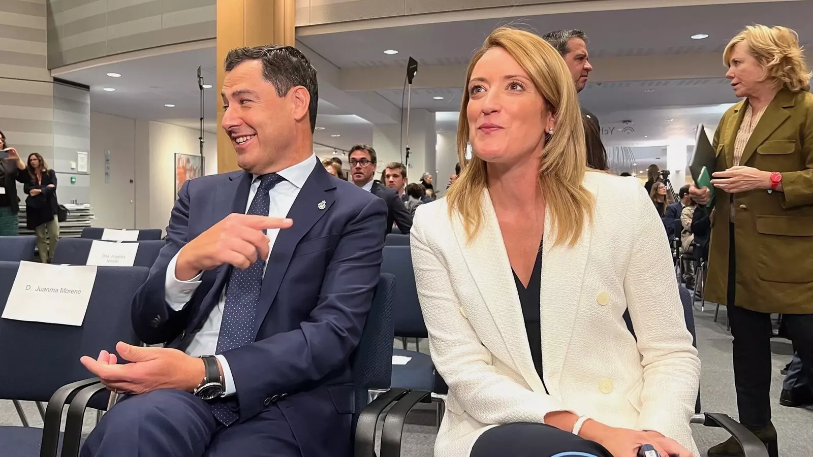 El presidente de la Junta de Andalucía, Juanma Moreno, este martes en Bruselas junto a la presidenta del Parlamento europeo, Roberta Metsola. Foto/ J.C. Villanueva