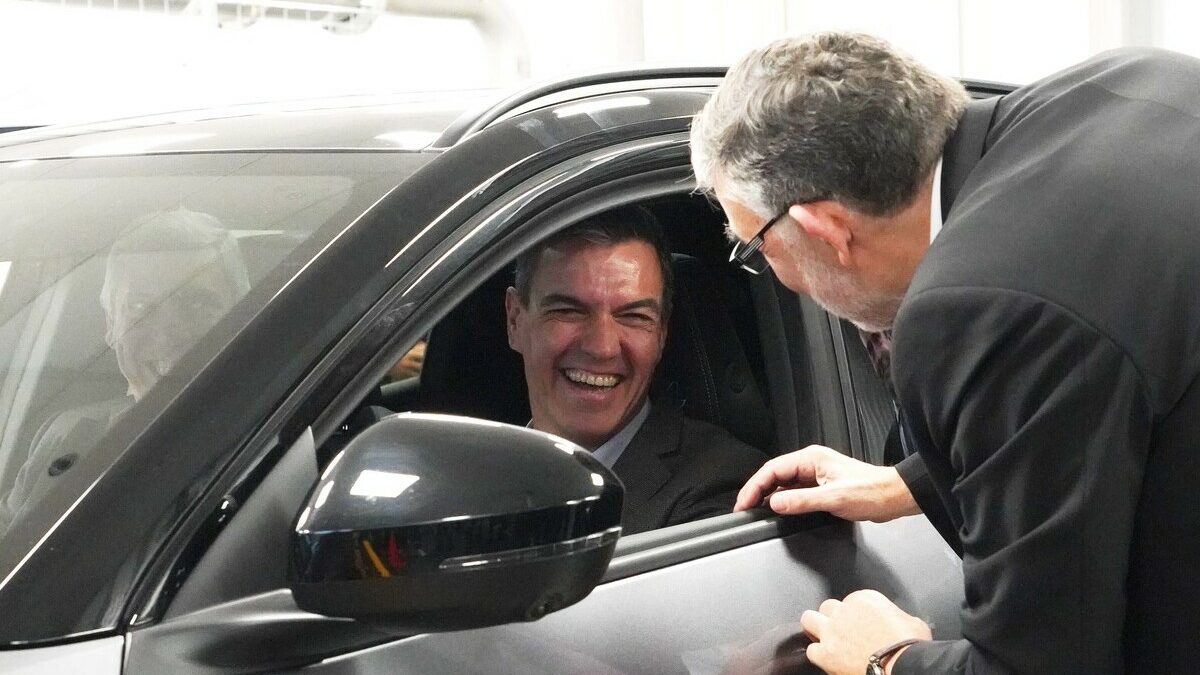 El presidente del Gobierno, Pedro Sánchez (i) y el presidente de Renault en España, José Vicente, este lunes en Valladolid.