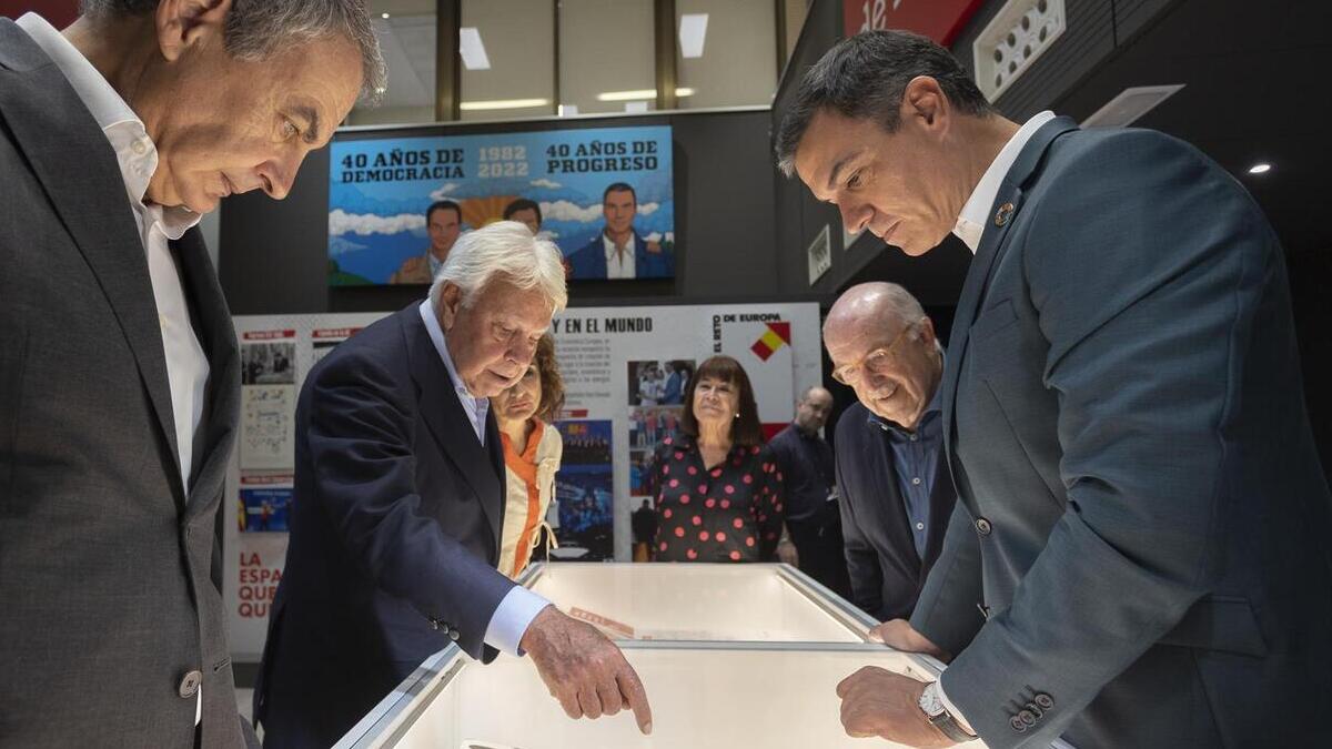 El presidente del Gobierno, Pedro Sánchez (i), junto a los expresidentes González y Zapatero y el ex secretario general del PSOE Joaquín Almunia, este lunes en Ferraz.
