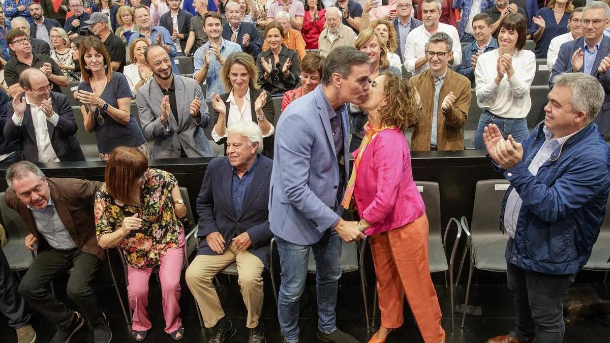 El presidente del Gobierno, Pedro Sánchez, besa a la ministra de Hacienda, María Jesús Montero, en el acto del 40 aniversario de la victoria socialista, en Sevilla.