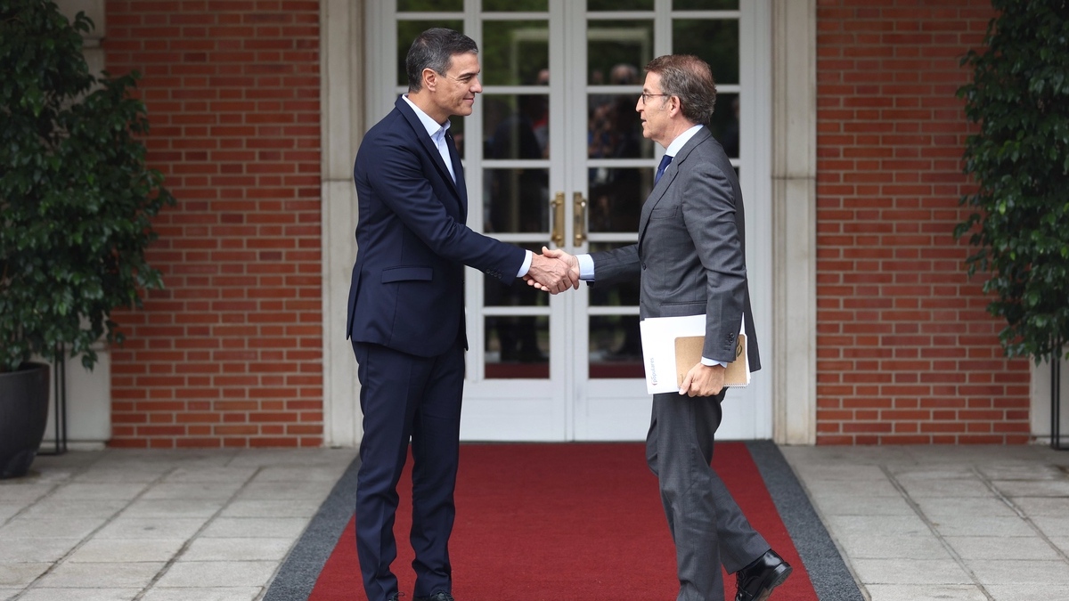 El presidente del Gobierno, Pedro Sánchez (i) y el presidente del Partido Popular, Alberto Núñez Feijóo, este lunes, en Moncloa.
