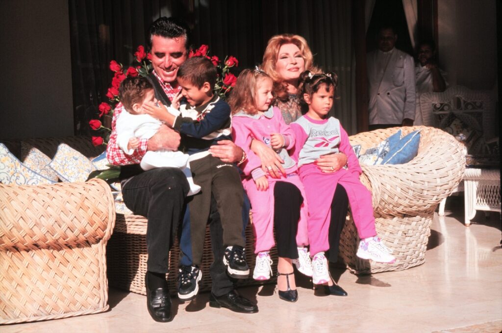 Rocío Jurado y José Ortega Cano presentan a sus nuevos hijos, Gloria Camila y José Fernando Ortega Cano, el 30 de noviembre de 1999
