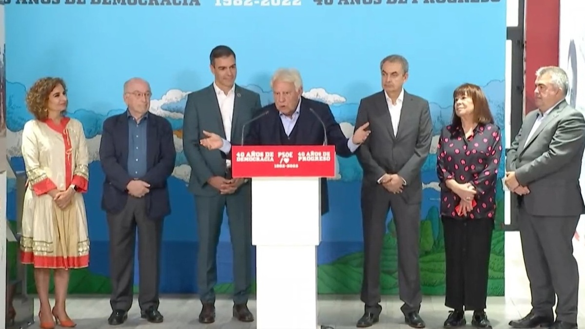 El presidente del Gobierno, Pedro Sánchez, acompañado por los expresidentes Felipe González y José Luis Rodríguez Zapatero, este lunes, en Ferraz.