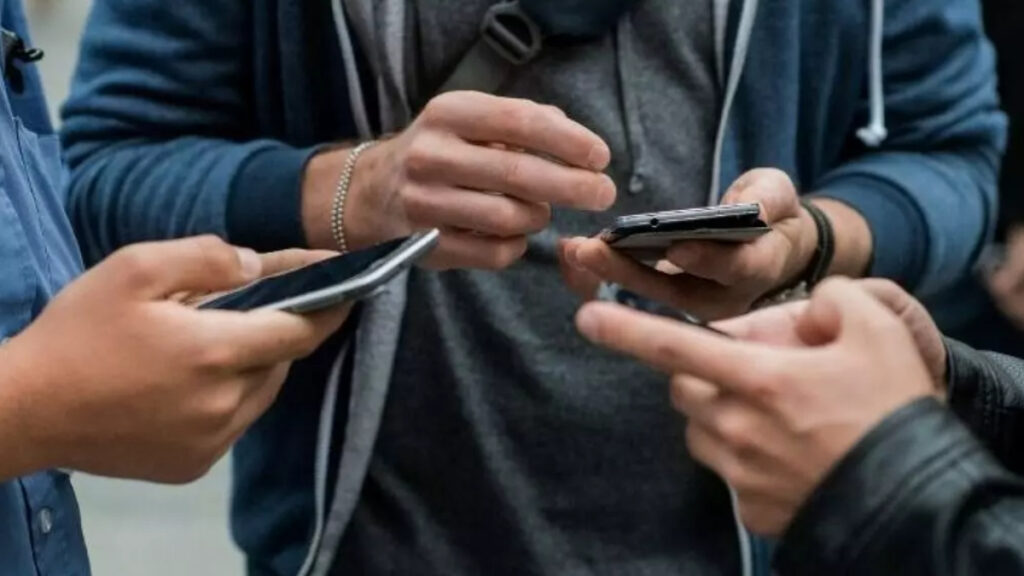 Jóvenes utilizando sus teléfonos móviles