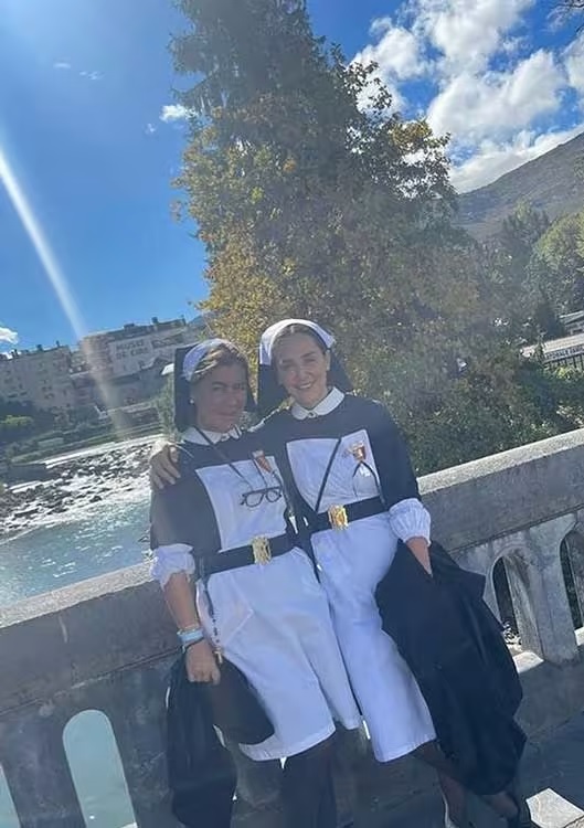 Tamara Falcó con la tía de Íñigo Onieva en Lourdes
