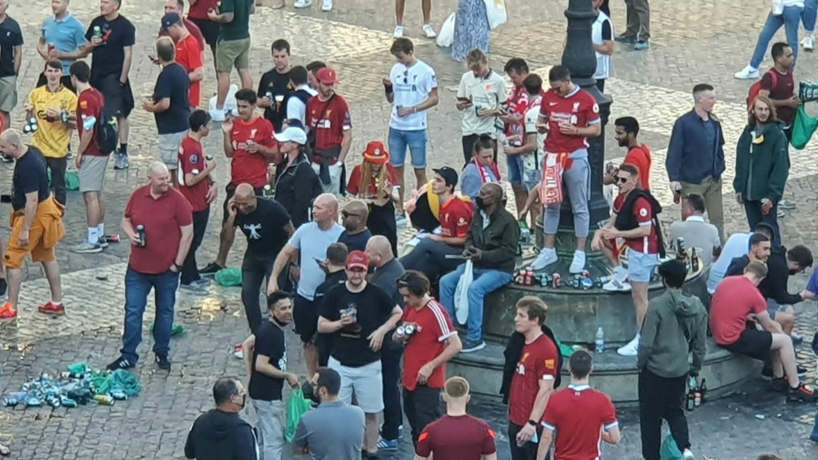 Una concentración de aficionados ingleses en la Plaza Mayor en la previa de un partido de la Liga de Campeones