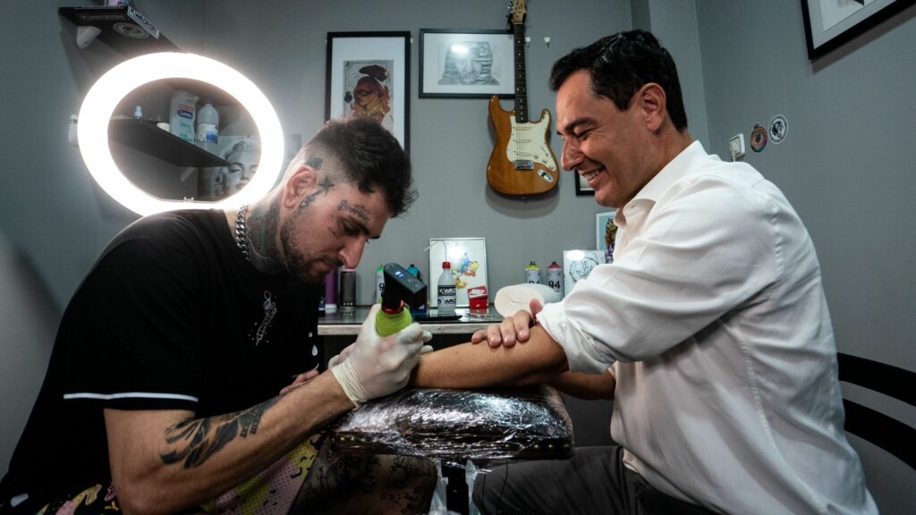 Juanma Moreno cumple su promesa y se tatúa en el brazo la mayoría absoluta