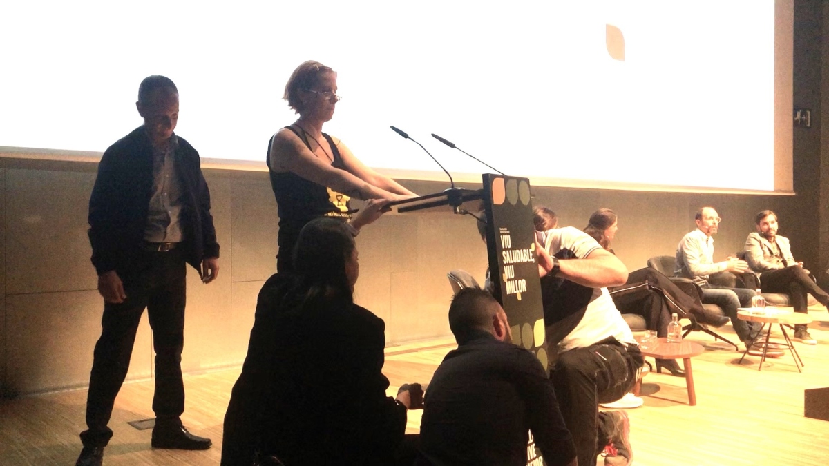 Una activista de Animal Rebellion interrumpe un acto en Barcelona con la alcaldesa Ada Colau y los ministros Alberto Garzón y Yolanda Díaz