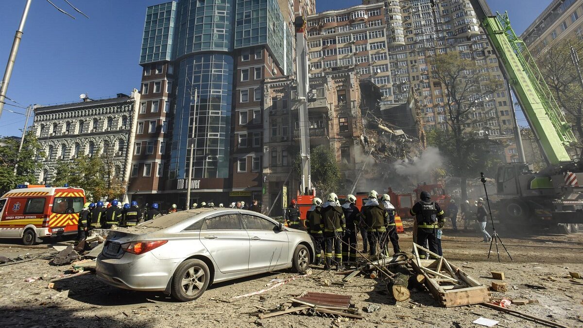 Un edificio residencial dañado por un ataque con drones iraníes en Kiev.