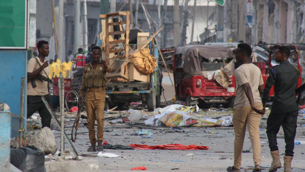 Escenario de un ataque terrorista perpetrado con coches bomba en Mogadiscio, Somalia, por Al Shabab
